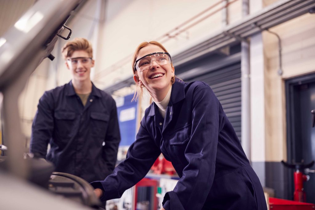 Arbeitskleidung für technische Schulen